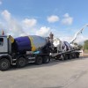 Twee grote auto's vol cement